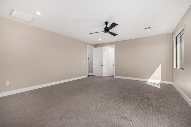 Building Photo - 3821 E Devonshire Ave