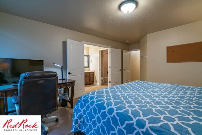 Building Photo - Move In Special- $500 Off First Month's Rent! 3 Bedroom, Fully Furnished Home.