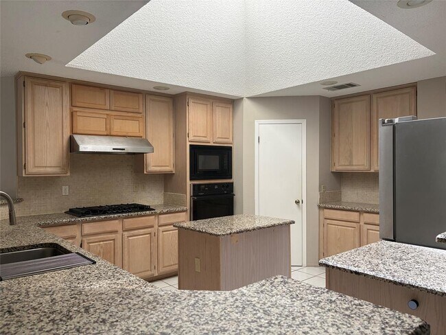Building Photo - 16311 Rockgate Dr