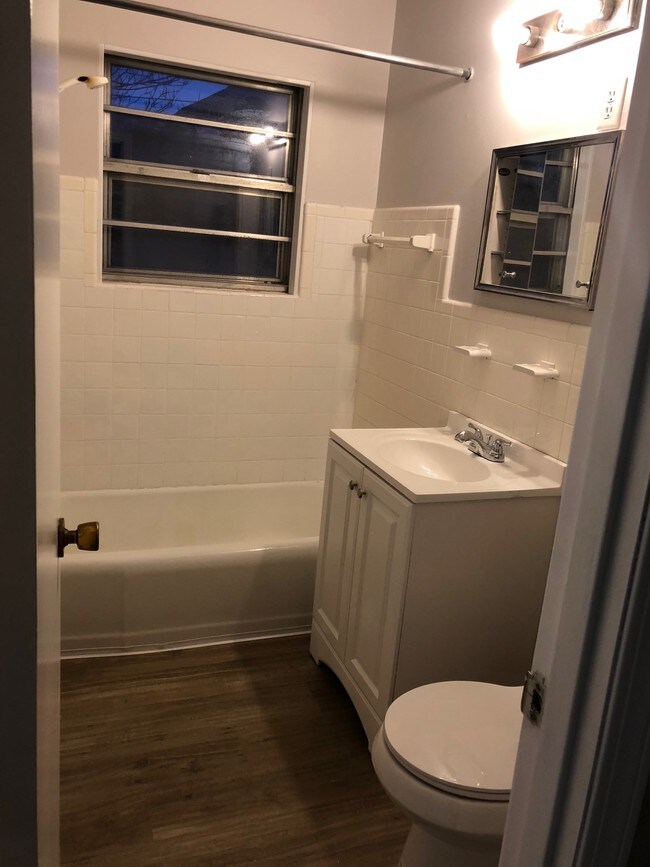 Building Photo - 6 W 32nd St