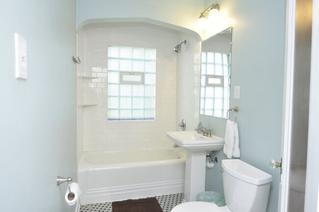 Building Photo - Spacious 3-Bed Duplex with Garage and 2 bathrooms in Minneapolis!