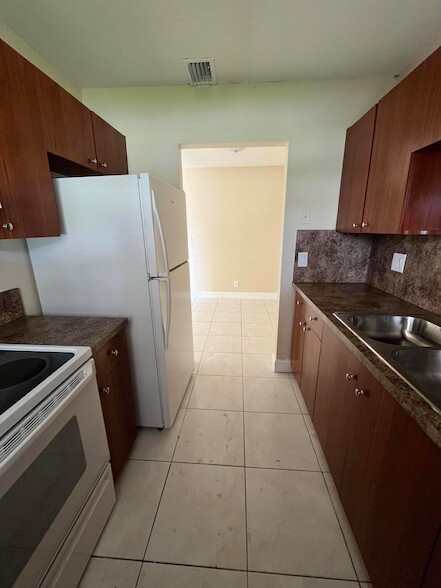 Building Photo - 1045 Miami Blvd