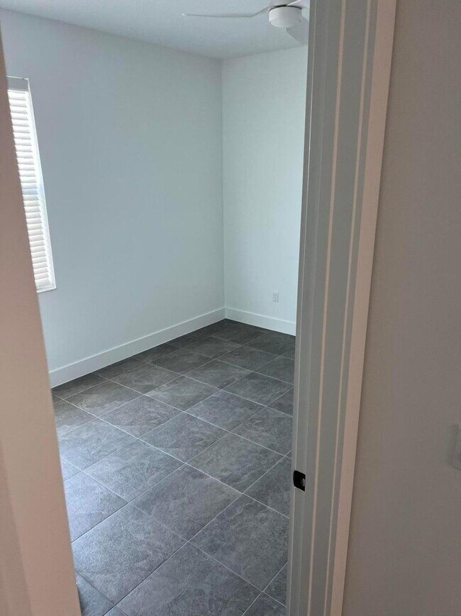 Building Photo - 12800 SW Eleanor Dr