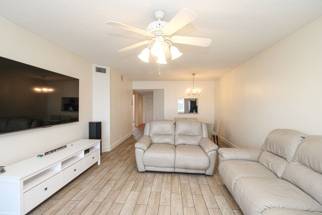 Building Photo - ** 2/2 FIRST FLOOR EMERALD LAKES BEAUTY RE...