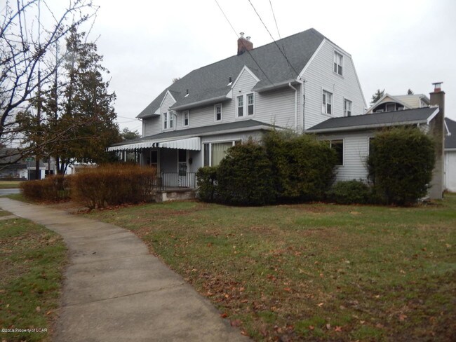 Building Photo - 2 Oneida Pl