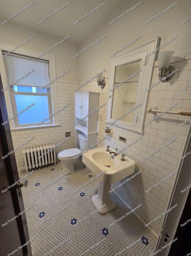 Building Photo - Charming 3 Bedroom Bungalow