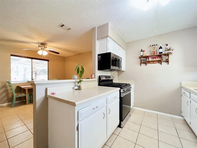 Building Photo - 9731 Anderson Village Dr