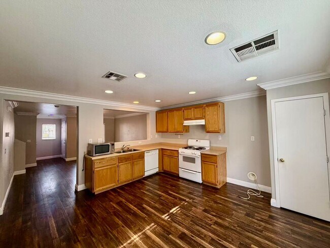 Building Photo - Beautiful two-story home featuring 3 bedrooms, 2.5 bathrooms