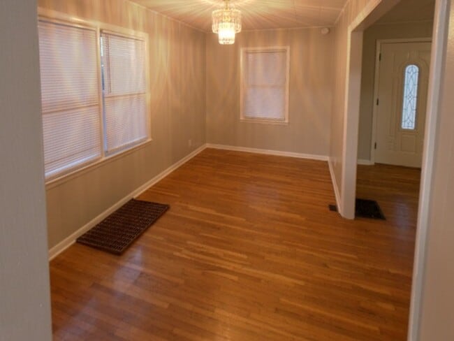 Building Photo - 310 E Market St