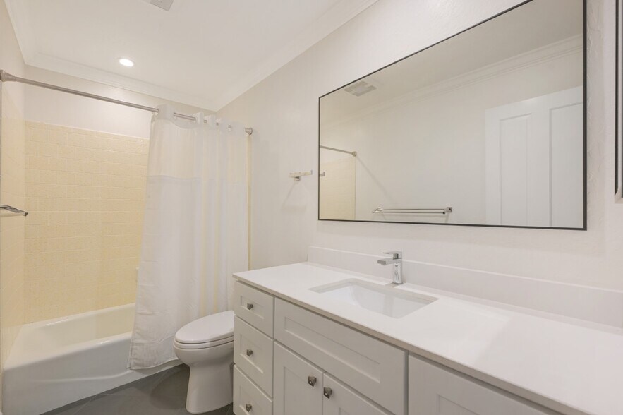 Building Photo - 5 Santa Victoria Ct