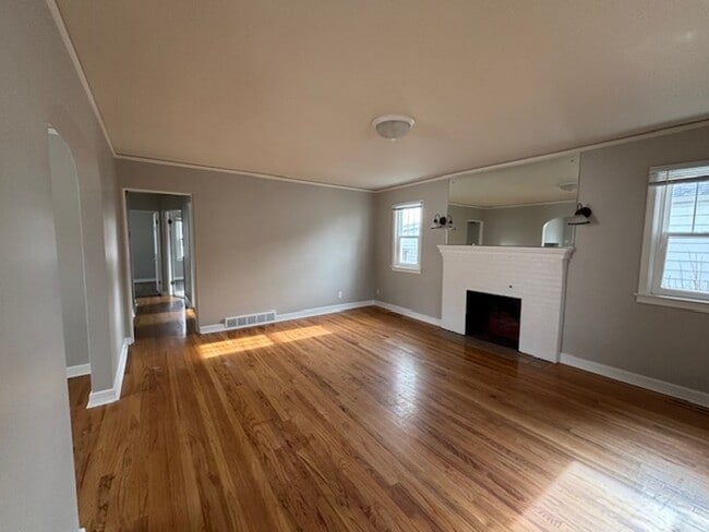 Building Photo - 4 Bedroom 2 Bath House by Frontier Park