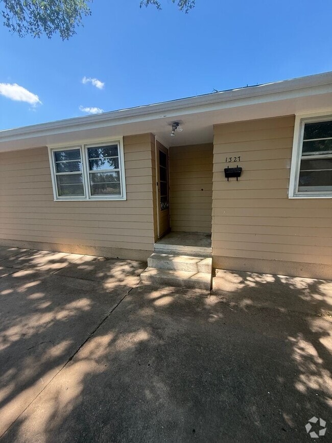 Building Photo - Quaint 1 bedroom/bath with private parking