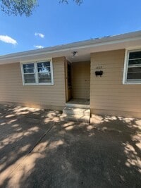 Building Photo - Quaint 1 bedroom/bath with private parking
