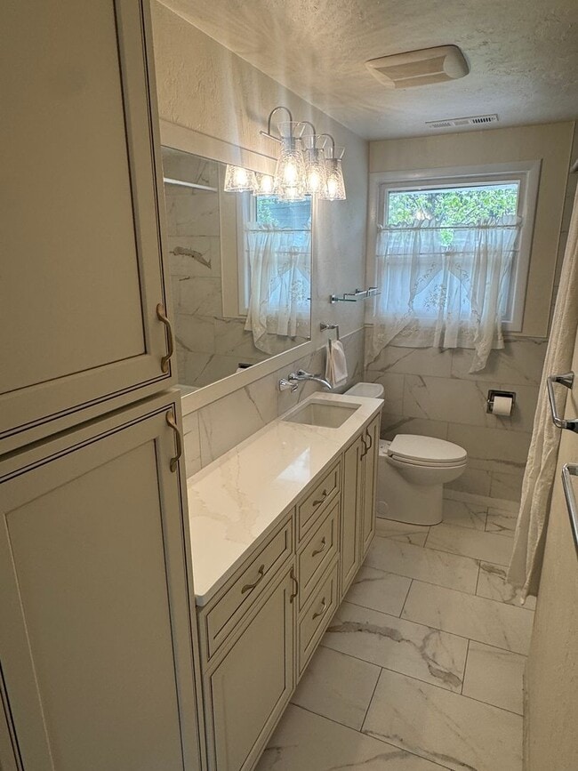 Building Photo - Spacious Home with Great Location