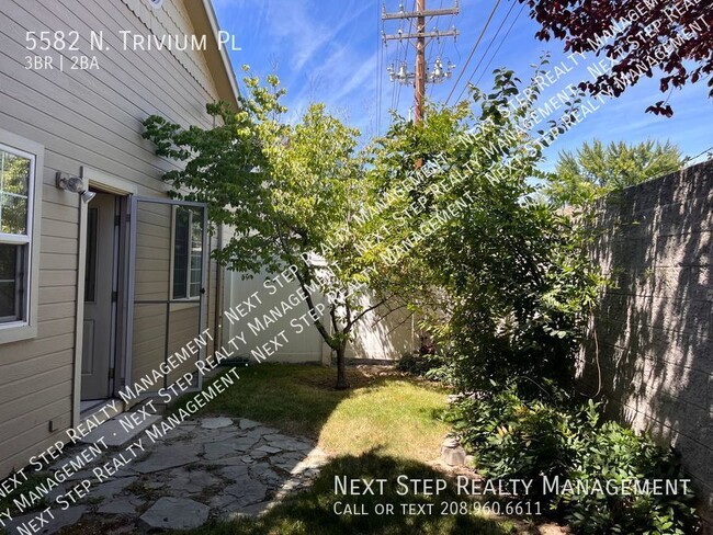 Building Photo - 3 Bed 2 Bath Townhome - NO SECURITY DEPOSI...