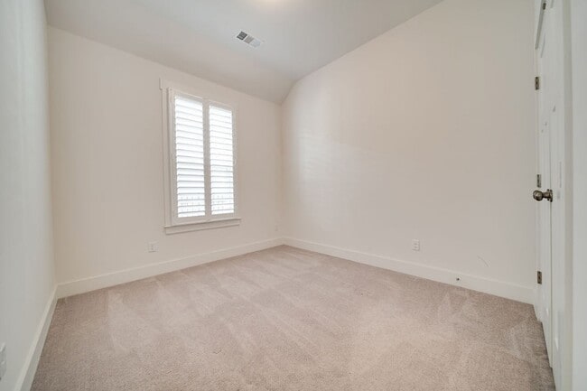 Building Photo - 279 Tanglewood Ln