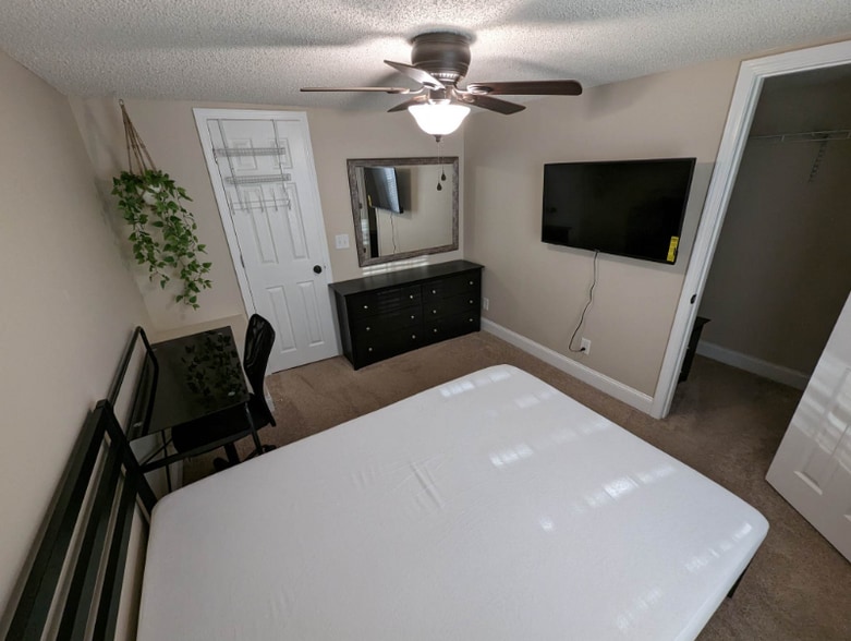 Building Photo - 213 Webb St