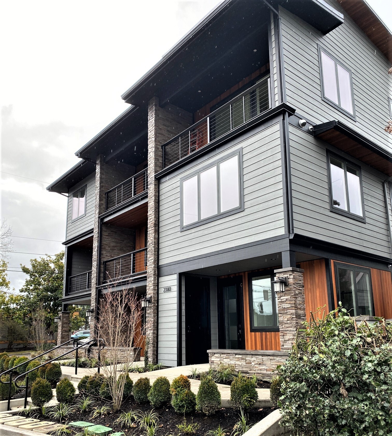 East Side has views of Dillard and Coburg Hills - 2380 Willamette St