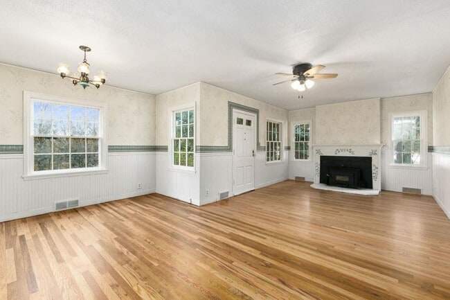 Building Photo - 2856 E 1st St