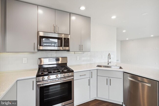 Building Photo - 708 S Sartain St