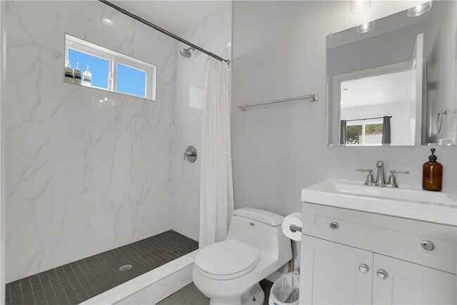 Building Photo - 2718 W Grand Ave