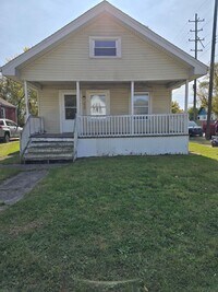 Building Photo - 2 bedroom house with attached garage