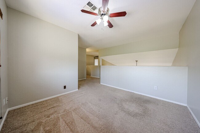 Building Photo - Stunning 3 bedroom, 2.5 bathroom Gold Cour...