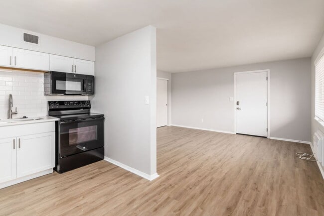 Building Photo - 611 Riverview Dr