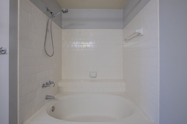 Building Photo - Charming Lower Ground Condo 2 BR/2 BA in E...