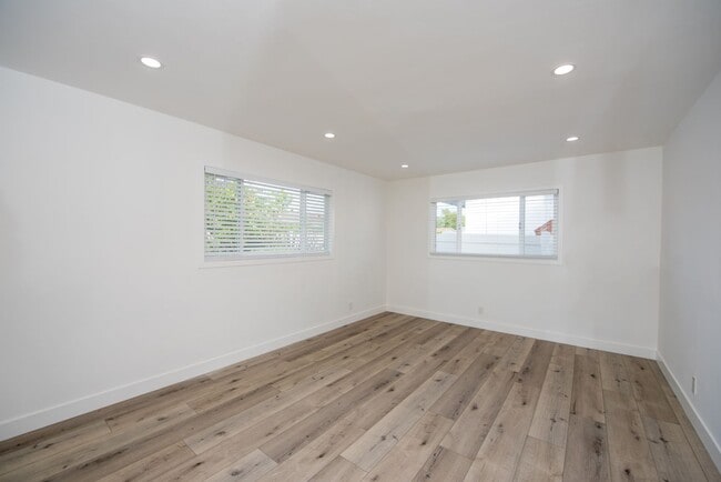 Building Photo - Dover Shores