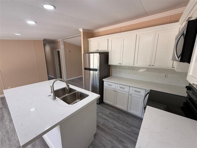 Building Photo - 16767 Oak Knoll Dr