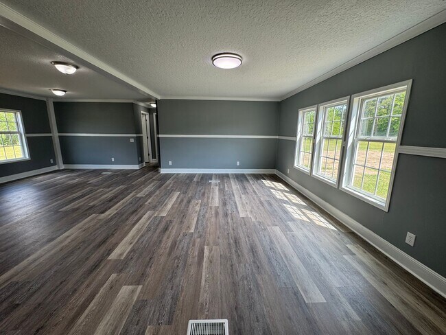 Building Photo - Loris - 3 Bedroom / 2 Bathroom Manufacture...