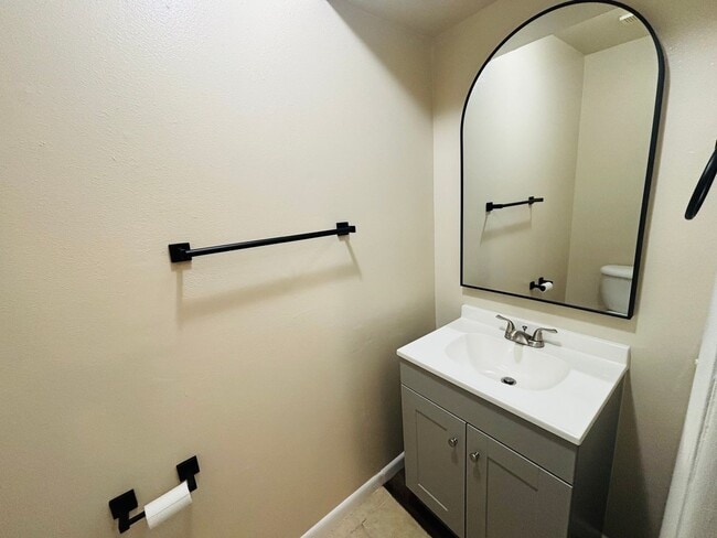 Building Photo - 2/1.5 Townhome near Downtown - will go quick