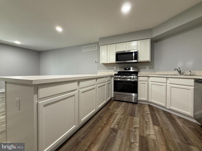 Building Photo - 404 Dylan Dr