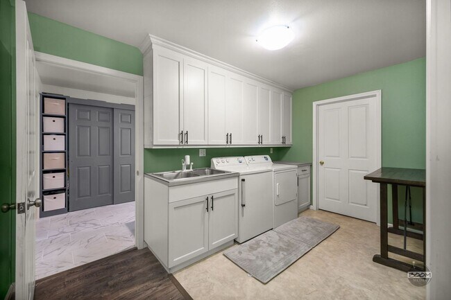 Building Photo - Charming Palmer Home!