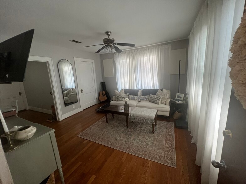 bright and cozy living room - 1220 Waugh Dr