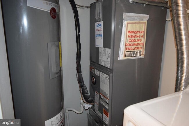 Building Photo - 12121 Chaucer Ln