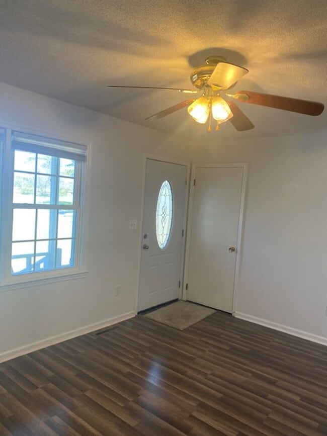 Building Photo - 3 bed 2 bath Brick Ranch