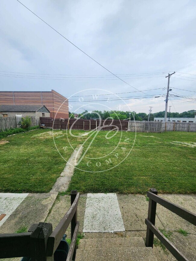 Building Photo - 2 bed 2 story townhouse! Individual baseme...