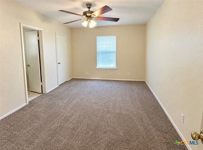 Building Photo - 2204 Lazy Ridge Dr