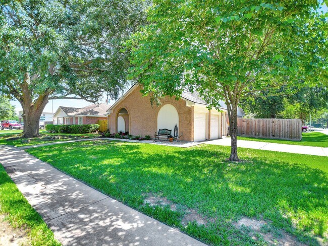 Building Photo - 21902 Meadowhill Dr