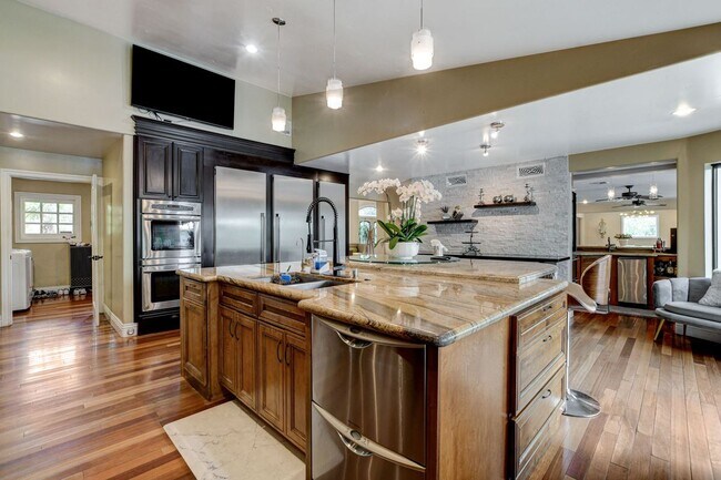 Building Photo - 7001 Alamitos Cir
