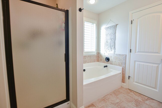 Building Photo - Pet Friendly Three Bedroom with Bonus!