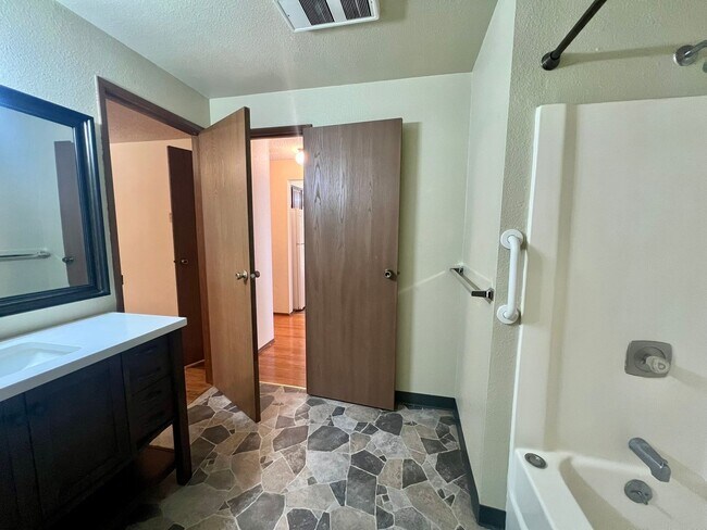 Building Photo - Well Maintained 2BD Duplex - Water Included