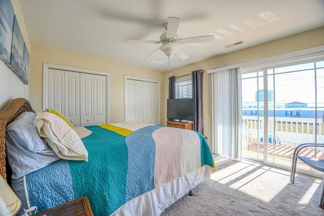 Building Photo - Loves Holiday @ 3279 Island Dr