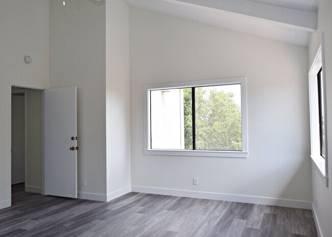 Building Photo - Flexible Lease Terms! Stunning 4BR/2.5BA Two-Story Renovated Townhome in UTC!