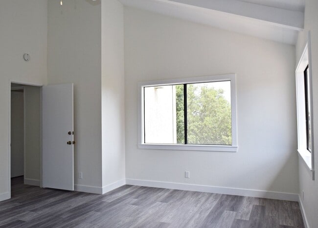 Building Photo - Stunning 4BR 2.5BA UTC Townhome - Updated ...