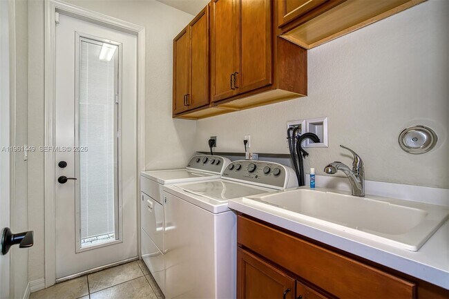 Building Photo - 5060 Eucalyptus Dr