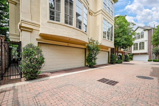 Building Photo - 1337 Hyde Park Blvd