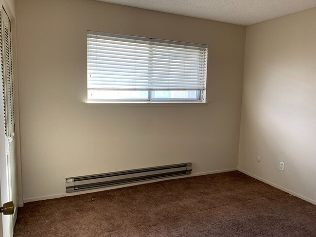 Building Photo - ONLY $1,500 PER MONTH FOR THIS SUPER CUTE , SPACIOUS 2 BEDROOM / 1 BATHROOM CONDO CENTRALLY LOCAT...